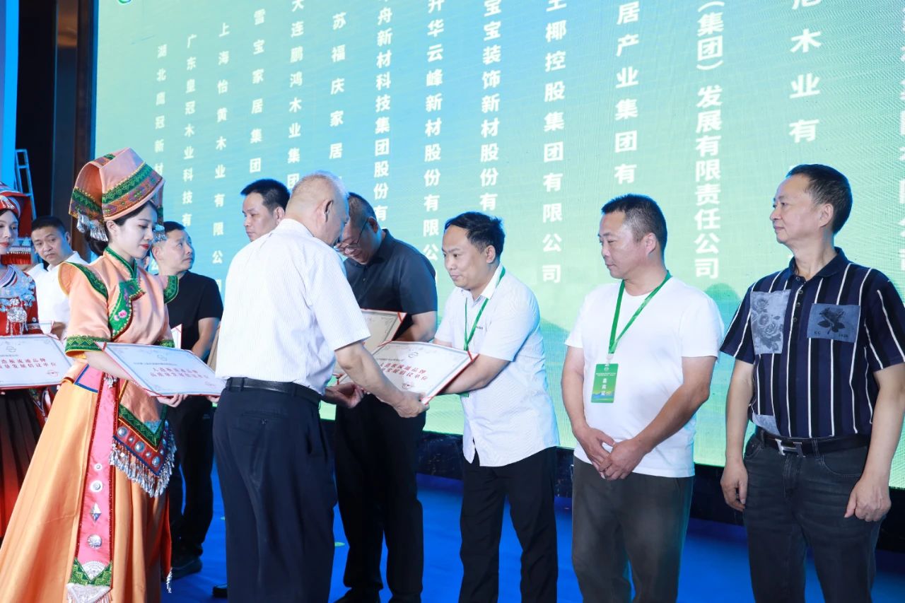 荣誉加载 砥砺前行丨韩氏板材荣获“2024板材强国品牌”、“人造板流通品牌高质量发展倡议单位”两项大奖